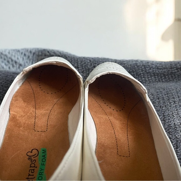 🌟
Laser Cut-out Baretraps Amry Women sz 8M Casual white Slip on Shoes - Picture 8 of 10